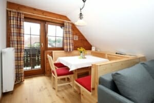 Essecke mit Balkon Ferienwohnung Abendrot