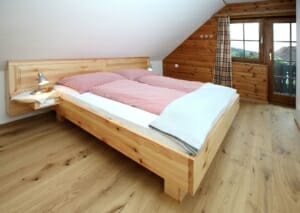 Schlafzimmer Eltern mit Balkon Ferienwohnung Morgensonne
