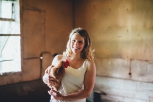 Bäuerin Kathi im Hühnerstall